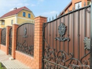 Кирпичный забор с ковкой  150 метров фото в Краснозаводске