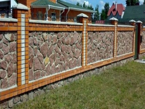 Кирпичный забор с камнем 12 метров фото в Краснозаводске