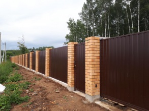 Кирпичный забор на ленточном фундаменте 12 метров фото в Краснозаводске