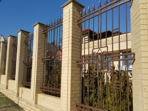 Кирпичный забор с ковкой  10 метров фото в Краснозаводске