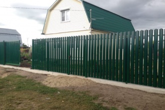 Забор из евроштакетника на ленточном фундаменте 70 метров фото в Краснозаводске