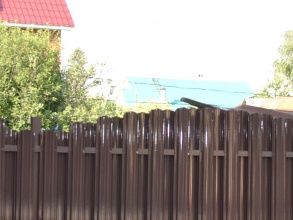 Забор из евроштакетника на ленточном фундаменте 10 метров фото в Краснозаводске